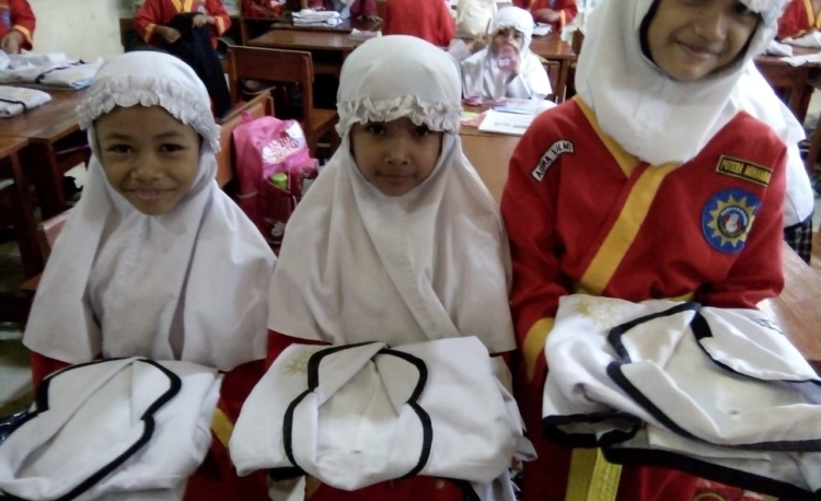 Pembelajaran Teknik Melipat Baju, Rok dan Celana