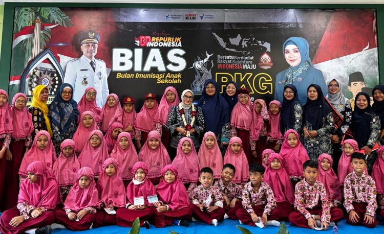 Ibu Wali Kota Surabaya Datang ke SD Muhammadiyah 8 Surabaya, Semangati Anak-Anak di Bulan Imunisasi