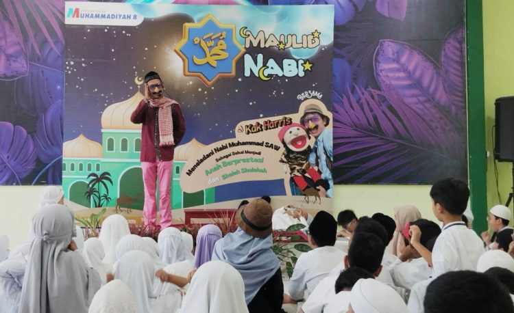 Hadirkan pendongeng Seru dan Edukatif Meriahkan acara Maulid Nabi SD Muhammadiyah 8 Surabaya”